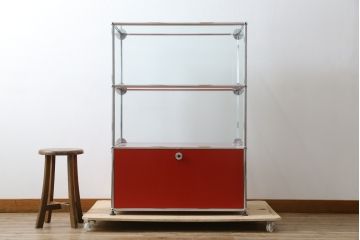 中古　超美品!!　スイス　USMハラー(USM Haller)　目を引くビビッドカラーがおしゃれなモダンデザインのキャビネット(ガラス棚、戸棚、収納棚、飾り棚、陳列棚、ディスプレイ棚、店舗什器)(定価約32万円)(R-079277)