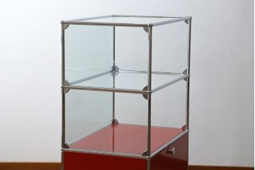中古　超美品!!　スイス　USMハラー(USM Haller)　目を引くビビッドカラーがおしゃれなモダンデザインのキャビネット(ガラス棚、戸棚、収納棚、飾り棚、陳列棚、ディスプレイ棚、店舗什器)(定価約32万円)(R-079277)