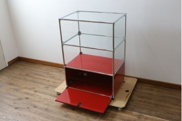 中古　超美品!!　スイス　USMハラー(USM Haller)　目を引くビビッドカラーがおしゃれなモダンデザインのキャビネット(ガラス棚、戸棚、収納棚、飾り棚、陳列棚、ディスプレイ棚、店舗什器)(定価約32万円)(R-079277)