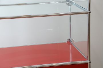 中古　超美品!!　スイス　USMハラー(USM Haller)　目を引くビビッドカラーがおしゃれなモダンデザインのキャビネット(ガラス棚、戸棚、収納棚、飾り棚、陳列棚、ディスプレイ棚、店舗什器)(定価約32万円)(R-079277)