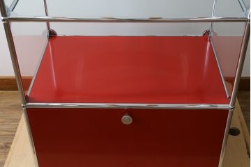 中古　超美品!!　スイス　USMハラー(USM Haller)　目を引くビビッドカラーがおしゃれなモダンデザインのキャビネット(ガラス棚、戸棚、収納棚、飾り棚、陳列棚、ディスプレイ棚、店舗什器)(定価約32万円)(R-079277)