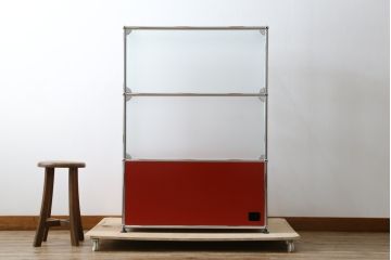中古　超美品!!　スイス　USMハラー(USM Haller)　目を引くビビッドカラーがおしゃれなモダンデザインのキャビネット(ガラス棚、戸棚、収納棚、飾り棚、陳列棚、ディスプレイ棚、店舗什器)(定価約32万円)(R-079277)