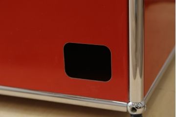 中古　超美品!!　スイス　USMハラー(USM Haller)　目を引くビビッドカラーがおしゃれなモダンデザインのキャビネット(ガラス棚、戸棚、収納棚、飾り棚、陳列棚、ディスプレイ棚、店舗什器)(定価約32万円)(R-079277)