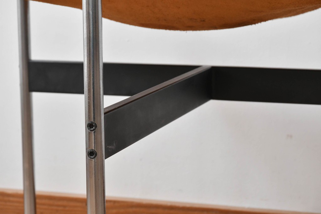 アメリカビンテージ　LAVERNE INTERNATIONAL社　3LCモデル　Tチェア　本革(レザー)　置いてあるだけで絵になるラウンジチェア　(R-079278)