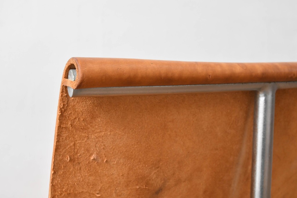 アメリカビンテージ　LAVERNE INTERNATIONAL社　3LCモデル　Tチェア　本革(レザー)　置いてあるだけで絵になるラウンジチェア　(R-079278)