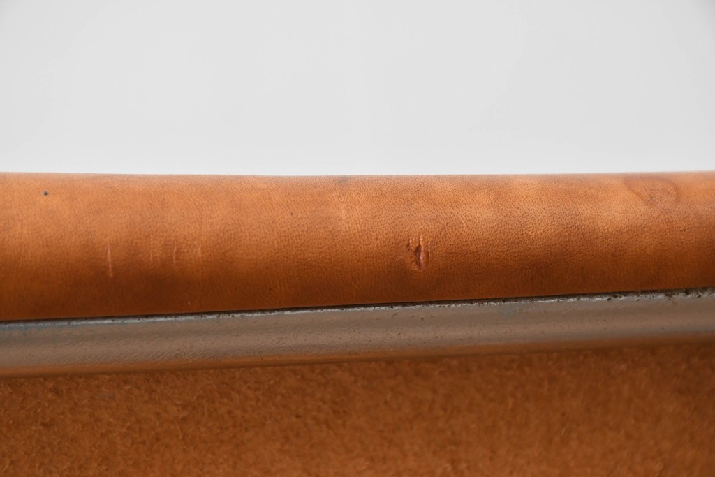 アメリカビンテージ　LAVERNE INTERNATIONAL社　3LCモデル　Tチェア　本革(レザー)　置いてあるだけで絵になるラウンジチェア　(R-079278)