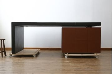 中古　美品　イタリア製　IDC大塚家具取り扱い　POLTRONA FRAU(ポルトローナ・フラウ)　Massimo Vignelli(マッシモ・ヴィネッリ)デザイン　本革(レザー)の醸し出す高級感と都会的なデザインがおしゃれなエグゼクティブデスク(片袖机、片袖デスク、ワークデスク、L字デスク、事務机、作業台、ワークテーブル、在宅用、在宅ワーク用)(R-079280)