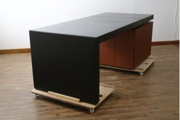 中古　美品　イタリア製　IDC大塚家具取り扱い　POLTRONA FRAU(ポルトローナ・フラウ)　Massimo Vignelli(マッシモ・ヴィネッリ)デザイン　本革(レザー)の醸し出す高級感と都会的なデザインがおしゃれなエグゼクティブデスク(片袖机、片袖デスク、ワークデスク、L字デスク、事務机、作業台、ワークテーブル、在宅用、在宅ワーク用)(R-079280)
