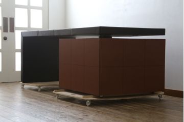 中古　美品　イタリア製　IDC大塚家具取り扱い　POLTRONA FRAU(ポルトローナ・フラウ)　Massimo Vignelli(マッシモ・ヴィネッリ)デザイン　本革(レザー)の醸し出す高級感と都会的なデザインがおしゃれなエグゼクティブデスク(片袖机、片袖デスク、ワークデスク、L字デスク、事務机、作業台、ワークテーブル、在宅用、在宅ワーク用)(R-079280)