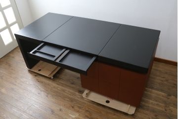 中古　美品　イタリア製　IDC大塚家具取り扱い　POLTRONA FRAU(ポルトローナ・フラウ)　Massimo Vignelli(マッシモ・ヴィネッリ)デザイン　本革(レザー)の醸し出す高級感と都会的なデザインがおしゃれなエグゼクティブデスク(片袖机、片袖デスク、ワークデスク、L字デスク、事務机、作業台、ワークテーブル、在宅用、在宅ワーク用)(R-079280)