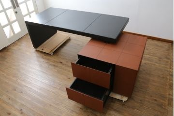 中古　美品　イタリア製　IDC大塚家具取り扱い　POLTRONA FRAU(ポルトローナ・フラウ)　Massimo Vignelli(マッシモ・ヴィネッリ)デザイン　本革(レザー)の醸し出す高級感と都会的なデザインがおしゃれなエグゼクティブデスク(片袖机、片袖デスク、ワークデスク、L字デスク、事務机、作業台、ワークテーブル、在宅用、在宅ワーク用)(R-079280)