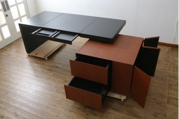 中古　美品　イタリア製　IDC大塚家具取り扱い　POLTRONA FRAU(ポルトローナ・フラウ)　Massimo Vignelli(マッシモ・ヴィネッリ)デザイン　本革(レザー)の醸し出す高級感と都会的なデザインがおしゃれなエグゼクティブデスク(片袖机、片袖デスク、ワークデスク、L字デスク、事務机、作業台、ワークテーブル、在宅用、在宅ワーク用)(R-079280)