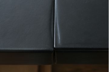 中古　美品　イタリア製　IDC大塚家具取り扱い　POLTRONA FRAU(ポルトローナ・フラウ)　Massimo Vignelli(マッシモ・ヴィネッリ)デザイン　本革(レザー)の醸し出す高級感と都会的なデザインがおしゃれなエグゼクティブデスク(片袖机、片袖デスク、ワークデスク、L字デスク、事務机、作業台、ワークテーブル、在宅用、在宅ワーク用)(R-079280)