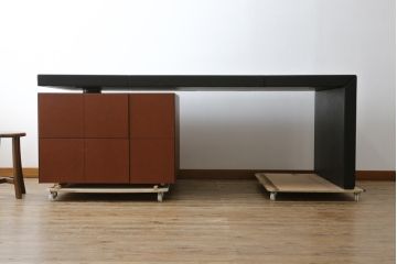 中古　美品　イタリア製　IDC大塚家具取り扱い　POLTRONA FRAU(ポルトローナ・フラウ)　Massimo Vignelli(マッシモ・ヴィネッリ)デザイン　本革(レザー)の醸し出す高級感と都会的なデザインがおしゃれなエグゼクティブデスク(片袖机、片袖デスク、ワークデスク、L字デスク、事務机、作業台、ワークテーブル、在宅用、在宅ワーク用)(R-079280)