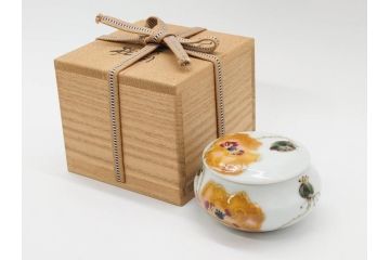 人間国宝 藤本能道　色絵　芥子之図　2.9寸　緻密に描かれた芥子の花が味わい深い蓋物(金彩、蓋付き器、裏印、蓋物、小物入れ、香合、調味料入れ、菓子鉢、茶壷、シュガーポット、共布付き、共箱付き、和食器、陶器、二寸九分)(R-079303)　