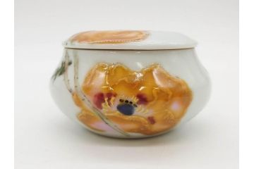 人間国宝 藤本能道　色絵　芥子之図　2.9寸　緻密に描かれた芥子の花が味わい深い蓋物(金彩、蓋付き器、裏印、蓋物、小物入れ、香合、調味料入れ、菓子鉢、茶壷、シュガーポット、共布付き、共箱付き、和食器、陶器、二寸九分)(R-079303)　