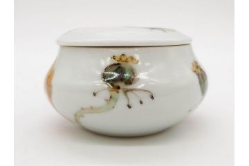人間国宝 藤本能道　色絵　芥子之図　2.9寸　緻密に描かれた芥子の花が味わい深い蓋物(金彩、蓋付き器、裏印、蓋物、小物入れ、香合、調味料入れ、菓子鉢、茶壷、シュガーポット、共布付き、共箱付き、和食器、陶器、二寸九分)(R-079303)　