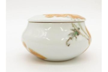 人間国宝 藤本能道　色絵　芥子之図　2.9寸　緻密に描かれた芥子の花が味わい深い蓋物(金彩、蓋付き器、裏印、蓋物、小物入れ、香合、調味料入れ、菓子鉢、茶壷、シュガーポット、共布付き、共箱付き、和食器、陶器、二寸九分)(R-079303)　