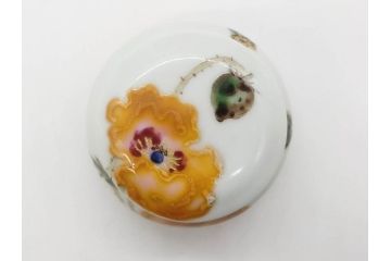 人間国宝 藤本能道　色絵　芥子之図　2.9寸　緻密に描かれた芥子の花が味わい深い蓋物(金彩、蓋付き器、裏印、蓋物、小物入れ、香合、調味料入れ、菓子鉢、茶壷、シュガーポット、共布付き、共箱付き、和食器、陶器、二寸九分)(R-079303)　