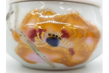 人間国宝 藤本能道　色絵　芥子之図　2.9寸　緻密に描かれた芥子の花が味わい深い蓋物(金彩、蓋付き器、裏印、蓋物、小物入れ、香合、調味料入れ、菓子鉢、茶壷、シュガーポット、共布付き、共箱付き、和食器、陶器、二寸九分)(R-079303)　