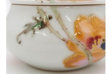 人間国宝 藤本能道　色絵　芥子之図　2.9寸　緻密に描かれた芥子の花が味わい深い蓋物(金彩、蓋付き器、裏印、蓋物、小物入れ、香合、調味料入れ、菓子鉢、茶壷、シュガーポット、共布付き、共箱付き、和食器、陶器、二寸九分)(R-079303)　
