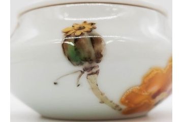 人間国宝 藤本能道　色絵　芥子之図　2.9寸　緻密に描かれた芥子の花が味わい深い蓋物(金彩、蓋付き器、裏印、蓋物、小物入れ、香合、調味料入れ、菓子鉢、茶壷、シュガーポット、共布付き、共箱付き、和食器、陶器、二寸九分)(R-079303)　