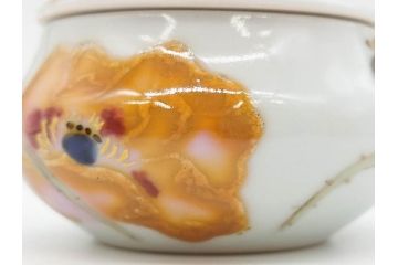 人間国宝 藤本能道　色絵　芥子之図　2.9寸　緻密に描かれた芥子の花が味わい深い蓋物(金彩、蓋付き器、裏印、蓋物、小物入れ、香合、調味料入れ、菓子鉢、茶壷、シュガーポット、共布付き、共箱付き、和食器、陶器、二寸九分)(R-079303)　