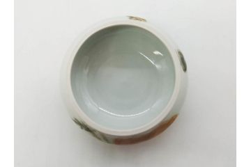人間国宝 藤本能道　色絵　芥子之図　2.9寸　緻密に描かれた芥子の花が味わい深い蓋物(金彩、蓋付き器、裏印、蓋物、小物入れ、香合、調味料入れ、菓子鉢、茶壷、シュガーポット、共布付き、共箱付き、和食器、陶器、二寸九分)(R-079303)　