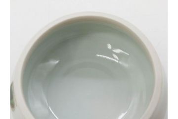 人間国宝 藤本能道　色絵　芥子之図　2.9寸　緻密に描かれた芥子の花が味わい深い蓋物(金彩、蓋付き器、裏印、蓋物、小物入れ、香合、調味料入れ、菓子鉢、茶壷、シュガーポット、共布付き、共箱付き、和食器、陶器、二寸九分)(R-079303)　