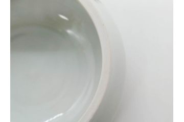 人間国宝 藤本能道　色絵　芥子之図　2.9寸　緻密に描かれた芥子の花が味わい深い蓋物(金彩、蓋付き器、裏印、蓋物、小物入れ、香合、調味料入れ、菓子鉢、茶壷、シュガーポット、共布付き、共箱付き、和食器、陶器、二寸九分)(R-079303)　