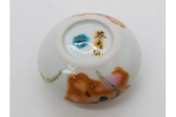 人間国宝 藤本能道　色絵　芥子之図　2.9寸　緻密に描かれた芥子の花が味わい深い蓋物(金彩、蓋付き器、裏印、蓋物、小物入れ、香合、調味料入れ、菓子鉢、茶壷、シュガーポット、共布付き、共箱付き、和食器、陶器、二寸九分)(R-079303)　