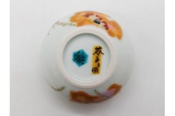 人間国宝 藤本能道　色絵　芥子之図　2.9寸　緻密に描かれた芥子の花が味わい深い蓋物(金彩、蓋付き器、裏印、蓋物、小物入れ、香合、調味料入れ、菓子鉢、茶壷、シュガーポット、共布付き、共箱付き、和食器、陶器、二寸九分)(R-079303)　