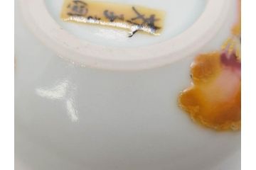 人間国宝 藤本能道　色絵　芥子之図　2.9寸　緻密に描かれた芥子の花が味わい深い蓋物(金彩、蓋付き器、裏印、蓋物、小物入れ、香合、調味料入れ、菓子鉢、茶壷、シュガーポット、共布付き、共箱付き、和食器、陶器、二寸九分)(R-079303)　