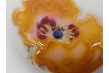 人間国宝 藤本能道　色絵　芥子之図　2.9寸　緻密に描かれた芥子の花が味わい深い蓋物(金彩、蓋付き器、裏印、蓋物、小物入れ、香合、調味料入れ、菓子鉢、茶壷、シュガーポット、共布付き、共箱付き、和食器、陶器、二寸九分)(R-079303)　