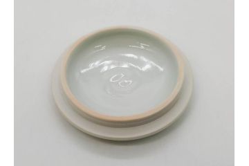 人間国宝 藤本能道　色絵　芥子之図　2.9寸　緻密に描かれた芥子の花が味わい深い蓋物(金彩、蓋付き器、裏印、蓋物、小物入れ、香合、調味料入れ、菓子鉢、茶壷、シュガーポット、共布付き、共箱付き、和食器、陶器、二寸九分)(R-079303)　