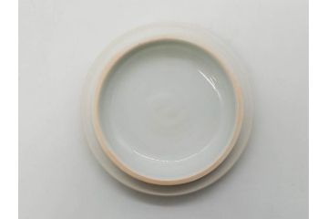 人間国宝 藤本能道　色絵　芥子之図　2.9寸　緻密に描かれた芥子の花が味わい深い蓋物(金彩、蓋付き器、裏印、蓋物、小物入れ、香合、調味料入れ、菓子鉢、茶壷、シュガーポット、共布付き、共箱付き、和食器、陶器、二寸九分)(R-079303)　