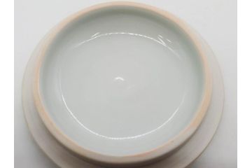 人間国宝 藤本能道　色絵　芥子之図　2.9寸　緻密に描かれた芥子の花が味わい深い蓋物(金彩、蓋付き器、裏印、蓋物、小物入れ、香合、調味料入れ、菓子鉢、茶壷、シュガーポット、共布付き、共箱付き、和食器、陶器、二寸九分)(R-079303)　