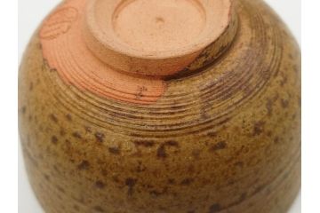 伊藤陶山　いらほ　4.1寸　侘び寂びを感じる茶碗(伊羅保、いらぼ、裏印、抹茶碗、茶道具、茶器、和食器、四寸一分、共箱付き、共布付き)(R-079306)