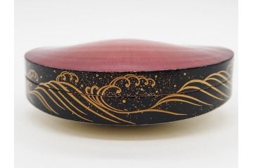 高木玉栄　荒磯　月日貝　上品な蒔絵とデザイン性に心惹かれる香合(シェル、鯛、魚、波紋、香道具、茶道具、蒔絵、木製、漆器、小物入れ、鵬雲斎書付き、共箱付き)(R-079308)