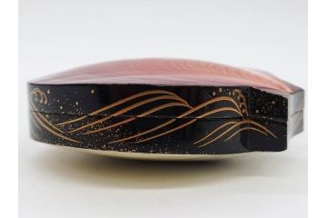 高木玉栄　荒磯　月日貝　上品な蒔絵とデザイン性に心惹かれる香合(シェル、鯛、魚、波紋、香道具、茶道具、蒔絵、木製、漆器、小物入れ、鵬雲斎書付き、共箱付き)(R-079308)