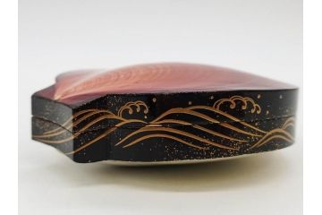 高木玉栄　荒磯　月日貝　上品な蒔絵とデザイン性に心惹かれる香合(シェル、鯛、魚、波紋、香道具、茶道具、蒔絵、木製、漆器、小物入れ、鵬雲斎書付き、共箱付き)(R-079308)