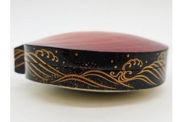 高木玉栄　荒磯　月日貝　上品な蒔絵とデザイン性に心惹かれる香合(シェル、鯛、魚、波紋、香道具、茶道具、蒔絵、木製、漆器、小物入れ、鵬雲斎書付き、共箱付き)(R-079308)