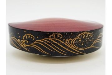 高木玉栄　荒磯　月日貝　上品な蒔絵とデザイン性に心惹かれる香合(シェル、鯛、魚、波紋、香道具、茶道具、蒔絵、木製、漆器、小物入れ、鵬雲斎書付き、共箱付き)(R-079308)