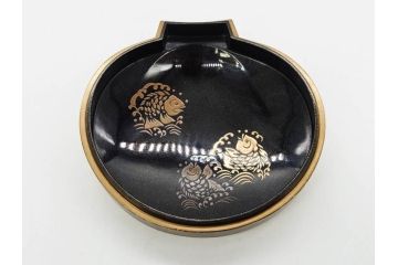 高木玉栄　荒磯　月日貝　上品な蒔絵とデザイン性に心惹かれる香合(シェル、鯛、魚、波紋、香道具、茶道具、蒔絵、木製、漆器、小物入れ、鵬雲斎書付き、共箱付き)(R-079308)