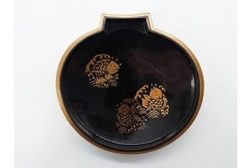 高木玉栄　荒磯　月日貝　上品な蒔絵とデザイン性に心惹かれる香合(シェル、鯛、魚、波紋、香道具、茶道具、蒔絵、木製、漆器、小物入れ、鵬雲斎書付き、共箱付き)(R-079308)