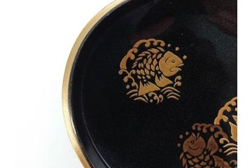 高木玉栄　荒磯　月日貝　上品な蒔絵とデザイン性に心惹かれる香合(シェル、鯛、魚、波紋、香道具、茶道具、蒔絵、木製、漆器、小物入れ、鵬雲斎書付き、共箱付き)(R-079308)