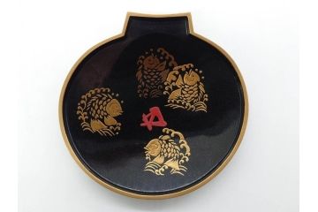 高木玉栄　荒磯　月日貝　上品な蒔絵とデザイン性に心惹かれる香合(シェル、鯛、魚、波紋、香道具、茶道具、蒔絵、木製、漆器、小物入れ、鵬雲斎書付き、共箱付き)(R-079308)