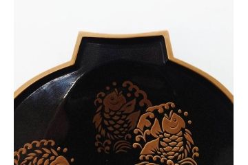 高木玉栄　荒磯　月日貝　上品な蒔絵とデザイン性に心惹かれる香合(シェル、鯛、魚、波紋、香道具、茶道具、蒔絵、木製、漆器、小物入れ、鵬雲斎書付き、共箱付き)(R-079308)