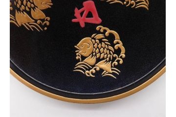 高木玉栄　荒磯　月日貝　上品な蒔絵とデザイン性に心惹かれる香合(シェル、鯛、魚、波紋、香道具、茶道具、蒔絵、木製、漆器、小物入れ、鵬雲斎書付き、共箱付き)(R-079308)