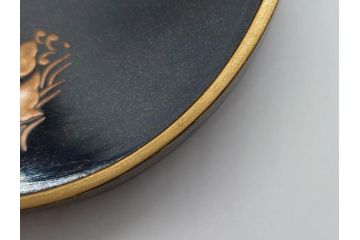 高木玉栄　荒磯　月日貝　上品な蒔絵とデザイン性に心惹かれる香合(シェル、鯛、魚、波紋、香道具、茶道具、蒔絵、木製、漆器、小物入れ、鵬雲斎書付き、共箱付き)(R-079308)